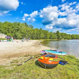 Waterfront Arrowhead Lake Retreat w/ Resort Perks!, hotel u gradu Pocono Lake