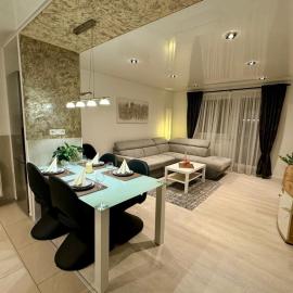 Zentrumsnahe 2-Zimmer FeWO mit Balkon, Garage, Nahe ÖPNV für 4 Personen, hotel em Fürth