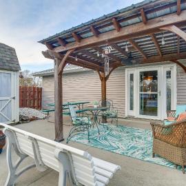 Route 66 Gem! Charming Litchfield Home w/ Yard, hotel in Litchfield