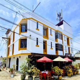Hostal los pulpos, hotel v mestu Bombiso