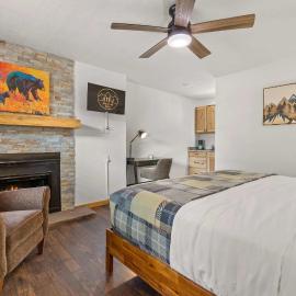 Cabin15 - King bed Hotel Style Unit, hotel in Estes Park