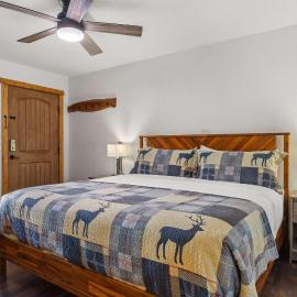 Cabin 19- King Studio Gorgeous views Hotel Style, hotel in Estes Park