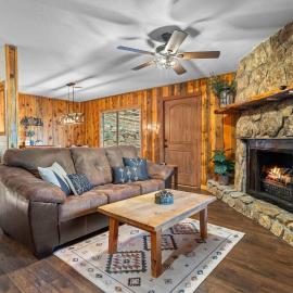 Cabin 20- King Cabin w Roku TV Full Kitchen, hotel in Estes Park