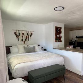 Cozy Studio with King Bed, hotel em Weed