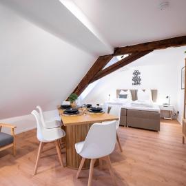 LudwigsCozyEscape - Historisches Altstadt-Apartment mit Sichtbalken am Residenzschloss, 6 Gäste, SmartTV in jedem Zimmer, Highspeed WLAN, Workspace, 24h Self Check-in, Parkhaus 2 Min Gehweite, hotel in Ludwigsburg
