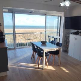 Bel appartement spacieux front de mer, hotel in Le Barcarès