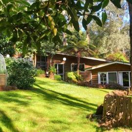 Half a house with Cubby House in Selby near Puffing Billy, Hotel in Selby