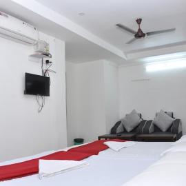 Sri Raghavendra Inn, hotel em Kākināda