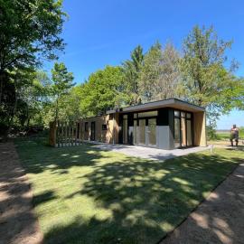 Chalet Aazicht Drenthe met Hottub, hotel v destinaci Zeyen