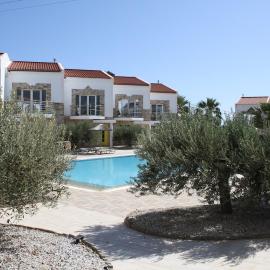 Villa mit Pool in Makry Gialos - Grapevine, 200 Meter zum Strand, хотел в Pilalímata