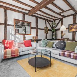 #54 The Balti Cottage Apartment - Sleeps 5 - Close to Kingsbury Water Park - " Perfect for Contractors and Families - Free parking", hotel in Coleshill