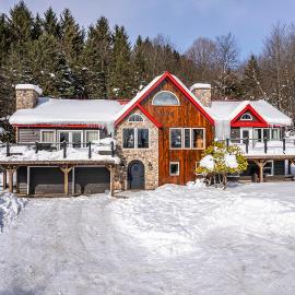 Luxury Log Chalet with Hot Tub, Games Room & Hill Views!, hotel in Ellicottville