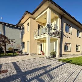 Monty's House, hotell i Luino