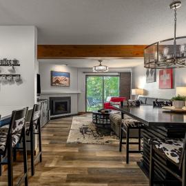 Hot tubs and pool -Looping shuttle- Cozy fireplace, hotel in Steamboat Springs
