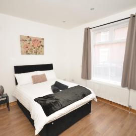 JMG HOUSE -Near Birmingham, En-suite & Private Rooms, Free Off Road Parking, Quality Rooms, hotel in West Bromwich