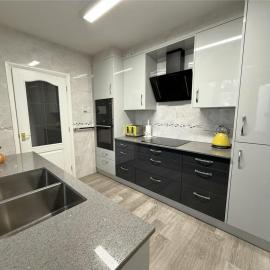 A beautiful stylish home in city centre, hotel in Camberley