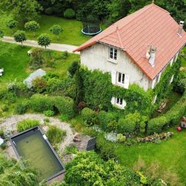 Maison champêtre avec piscine naturelle et rivière