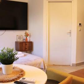 Snugg'n Cozy Studio، فندق في سيسفيت