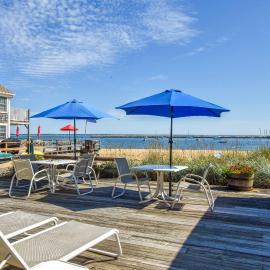 Community beach and sundeck, hotel u gradu Provinstaun