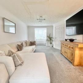 Contemporary 4-Bed home for Contractors & Families