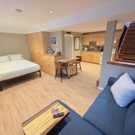 NEW Midtown Rossland Studio Apartment, ξενοδοχείο σε Rossland