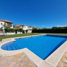Casa adosada en L'Escala con terraza y parking privado, cerca de la playa - HISP-236-83