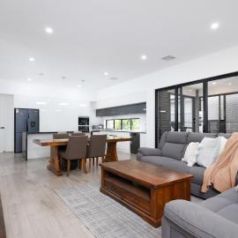 Large Family 4B2B entire house free parking, hotel in Campbelltown
