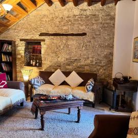 Charming 3-Bedroom Cottage in Heart of Vasa Koilaniou, Hotel in Vasa Kilaniou