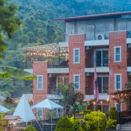 Trishuli Riverside Resort, хотел в Benighāt