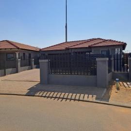Secure 2 Bedroom Home with Office and Fast WiFi, hotel in Voëlfontein