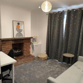 Redhill house, Sleeps6, 2 Parking