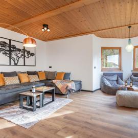 Ferienhaus Hüttenbichl、Pflachのホテル