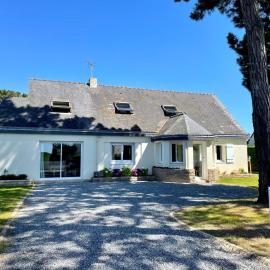 KerDesAmis - Tolles Ferienhaus in Strandnähe mit Sonnenterrasse, Boulebahn und großem Garten, hotell i Pénestin