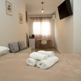 Anesis Airport Rooms 408, hotel di Koropíon
