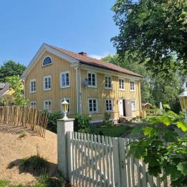Historisches Schwedenhaus, 25m zum Wasser im Garten, ideal zum Angeln, 8 Personen, hotel en Fur