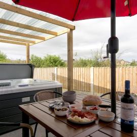 Holiday Home with Hot Tub โรงแรมในBrynteg