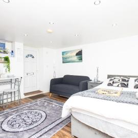 Cozy Studio Flat, 7mins from CENTRE, Parking, WiFi & Netflix, hotel in Killingbeck
