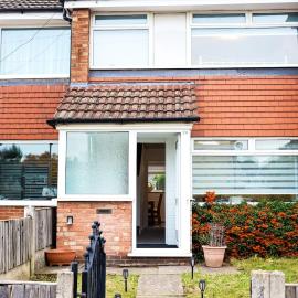 Cosy Airport Retreat With Netflix and Fresh Bakes, hotel in Wythenshawe