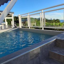Gîtes Capra Pomme Surette piscine et spa, hotel a Bouillante