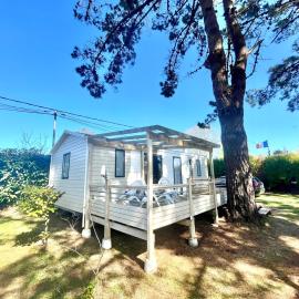 Mobile Home Camping Paradis, hotel in Trédrez