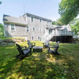 Falmouth Beach House: BBQ Bikes Family Fun & More, hotelli kohteessa Falmouth