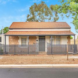 Comfy Heritage Cottage in Gawler South, spacious with 3 bedrooms and close to city train, shops and dining