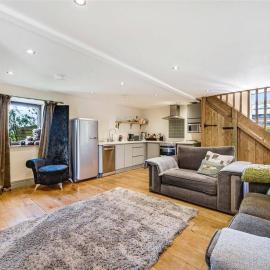 Country cottage hot tub with gazebo peaceful, хотел в Отли