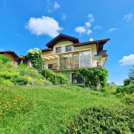 Haus Hindelang - 2 FeWos mit Zugspitzblick, inkl Königscard, gratis Parken & WLAN, Self Check-In, 5 Minuten ins Zentrum, hotelli kohteessa Nesselwang
