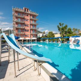 Perla Marina Apartments, hotel in Pietra Ligure