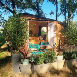 Nuit insolite dans un petit Hobbit en bois, hotelli kohteessa Senillé-Saint-Sauveur
