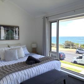 Stunning water views - Bayside Beach House Mornington, hotel in Mornington