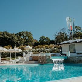 Green Garden Village con piscina, spiaggia riservata e parcheggio, hotel sa Sirolo