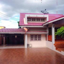 Buriram The Big house intown, hotell i Ban Bu Lamduan