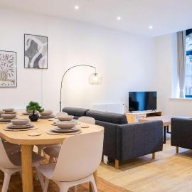 Leeds City Centre - Spacious 4-Bed Apartment - Sleeps 8 - Free Parking, hotelli kohteessa Elland